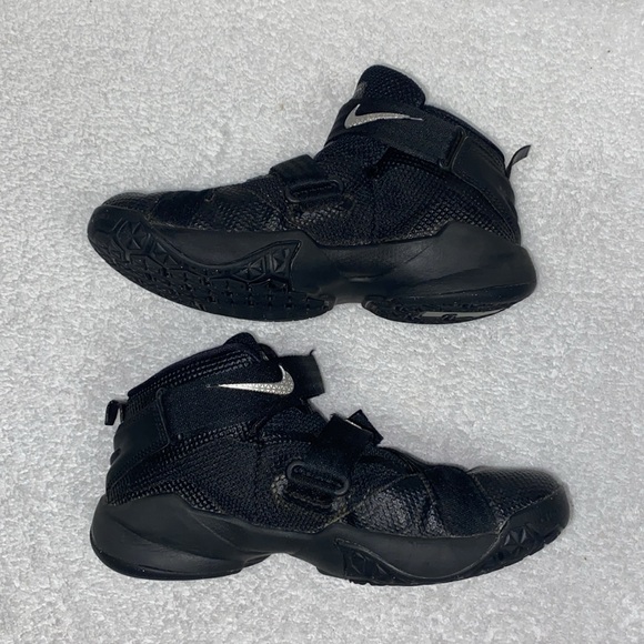 Nike Zoom LeBron James Solider 9 Black Basketball Shoes 776472-001 boys size 1 - Picture 5 of 8